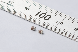 Capacitors_CeramicCapacitor_GCM21BC71E106ME36_210318_300x200.png